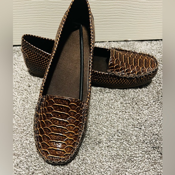 Brown faux crocodile embossed women’s loafers. Size 9.5 - Picture 1 of 6